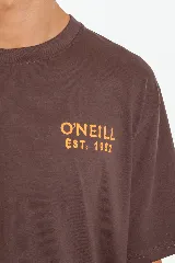 Remera O'Neill modelo Veer de color marrón, con cuello redondo, mangas cortas y detalle de estampa pequeña con texto en el pecho.