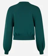 Blusa de mangas largas color verde esmeralda, confeccionada en tejido de punto con viscosa sostenible, cuello redondo y rib en puños y bajo.