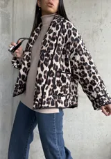 Campera puffer con estampado animal print de leopardo en tonos beige y marrón.