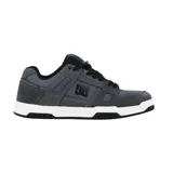 Championes de skate DC modelo Stag, color gris con detalles en negro. Presentan una construcción robusta con paneles de cuero y gamuza, perforaciones para ventilación, logo de la marca en el lateral y suela de goma con entresuela blanca.