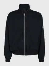 Campera negra con cierre frontal, cuello alto, puños y cintura elastizados. Presenta el logo de Calvin Klein Jeans en el brazo izquierdo. Corte relaxed.