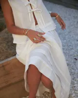 Anillo plateado con textura irregular y diseño rústico.