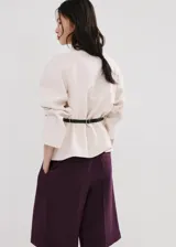 Bermudas de lino color bordó con diseño recto, tiro bajo, pinzas y bolsillos laterales.