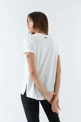 Remera verde militar de manga corta con cuello redondo.