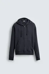 Sudadera hoodie relaxed fit color azul marino, confeccionada en tejido waffle con estructura cuadrillé. Cuenta con capucha ajustable, manga larga, bolsillos delanteros tipo canguro, acabados en rib y cierre frontal de cremallera. Presenta un efecto lavado.