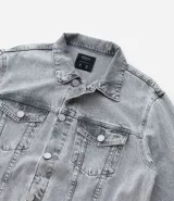 Campera de jean de hombre, color celeste claro con efecto desteñido y desgastado. Presenta cuello, manga larga, cierre frontal con botones blancos y dos bolsillos con solapa y botón en el pecho.