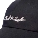 Gorra Converse estilo dad hat de color negro, con visera curva y el texto "Chuck Taylor" junto a una estrella bordados en el frente en tonos beige.