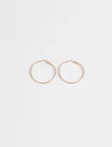 Aros tipo argolla de acero quirúrgico hipoalergénico, color dorado, de 5 cm de diámetro.