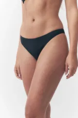 Bombacha de bikini negra de corte clásico, con laterales moderados y diseño liso.