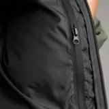 Campera parka Maui and Sons modelo North Bay, color verde militar. Diseño acolchado con capucha incorporada, cierre frontal completo y bolsillos laterales con cierre. Confeccionada en tejido resistente al agua.