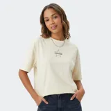 Remera de algodón color crema, de corte holgado y manga corta, con estampa central de una estrella con el logo de la marca en su interior.
