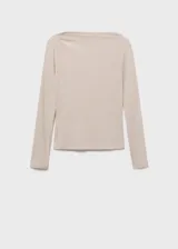 Camiseta entallada de manga larga en color beige, con elegante cuello barco y diseño liso.