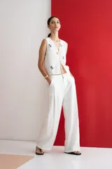Pantalón de vestir blanco de lino, de corte ancho y tiro alto.
