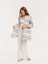 Camisa oversize con cuello mao, puño grueso y frunces en la espalda. Diseño a rayas horizontales azules y beige.