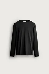 Camiseta slim fit de manga larga y cuello redondo, confeccionada en tejido de algodón elastizado de color marrón oscuro.