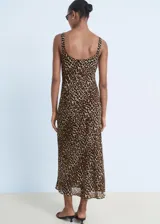 Vestido midi de corte recto con estampado de leopardo, cuello redondo escotado y tirantes anchos.