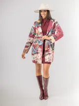 Chaqueta de estilo urbano confeccionada en material agamuzado con estampado artístico efecto acuarela en tonos borgoña, verde, ocre y celeste. Presenta solapas clásicas, cierre frontal y bolsillos laterales.