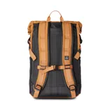 Mochila Roark modelo Passenger 27L 2.0, color naranja con detalles en negro. Cuenta con cierre superior enrollable, bolsillo frontal con cierre vertical, bolsillos laterales de malla y logo de la marca estampado en el frente.