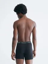 Pack de tres calzoncillos tipo boxer brief de algodón elástico, color negro, con cintura elástica distintiva de la marca Calvin Klein.
