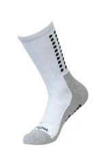 Medias deportivas de caña media, con diseño técnico que incluye paneles de ventilación y refuerzos en talón y puntera. Presentan una banda lateral con patrón de cuadros y suela con tecnología antideslizante.