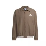 Campera Adidas Coach color marrón con logo blanco en el pecho, cierre con botones a presión, cuello clásico y puños y cintura acanalados con rayas blancas.