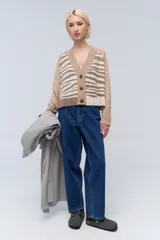 Cardigan de tejido de punto color beige con estampado de cebra en el cuerpo y mangas largas.