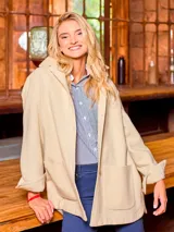 Camisa leñadora de dama en paño color crudo, de corte holgado, con cuello clásico, botones frontales y bolsillos de parche.