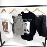 Bermuda de jean gris claro con bolsillos rectangulares.