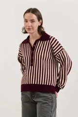 Sweater de punto con diseño a rayas verticales en color vino y beige, cuello polo con cierre frontal de botones, manga larga y corte holgado.