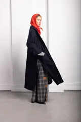 Tapado largo de lana color azul marino, con cuello solapa y bolsillos laterales.