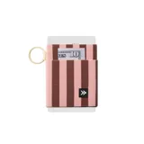 Billetera elástica de tejido resistente con diseño a rayas rosadas y marrones, provista de llavero lateral y etiqueta de marca aplicada.