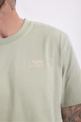 Remera negra de manga corta y cuello redondo.