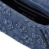 Bandolera de denim azul con estampado de margaritas, cierre magnético y correa de cuero extraíble. Se puede usar como bolso de mano o al hombro.