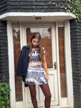 Remera manga corta con cuello a la base y forro en top delantero, con estampado tie-dye en tonos rosados y marrones.