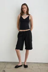 Bermuda negra de lino y algodón con pretina regulable y cordón ajustable en la cintura.