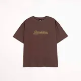 Remera de jersey color marrón con bordado frontal y trasero.