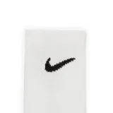 Pack de tres pares de medias Nike de caña media, color blanco con el logo de la marca bordado en negro en la parte superior.