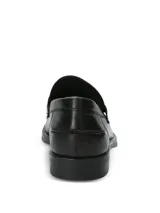 Mocasines Hush Puppies modelo Lucanos, de estilo clásico tipo penny loafer, confeccionados en cuero negro con costuras reforzadas y suela de goma.