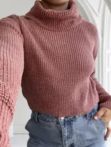 Polera de punto color rosa viejo, con cuello alto y mangas largas.