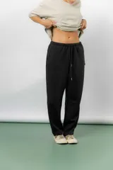 Pantalón jogger de calce relajado color bordó intenso, con cintura elastizada y lazo regulable. Cuenta con bolsillos laterales con cierre invisible y silueta recta levemente afinada.