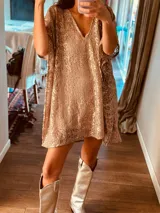 Vestido suelto de encaje color dorado con lentejuelas, escote en V y mangas cortas.