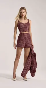 Top corto de tweed color cereza con escote cuadrado y tirantes anchos.