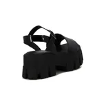 Sandalias negras de charol con plataforma y hebilla al tobillo.