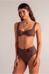 Bikini de dos piezas color marrón chocolate con textura acanalada. El top es tipo balconette con aros y copas extraíbles, con tirantes anchos. La bombacha es de tiro alto con diseño retro, completamente forrada, y cuenta con un cinturón decorativo con hebilla a tono.
