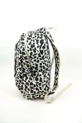 Mochila con estampado animal print tipo leopardo, compartimento principal con cierre, bolsillo frontal con cierre y correas ajustables.