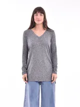 Sweater gris melange de tejido de punto con cuello en V y mangas largas con puños abotonados.