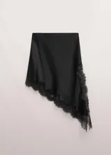Falda midi asimétrica de satén negro, con detalles de encaje floral en el dobladillo y diseño fluido.