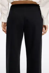 Pantalón denim de corte recto con largo tobillero, cierre frontal con cremallera metálica y bolsillos falsos con vivo.