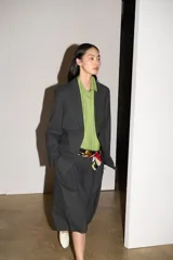 Camisa oversize verde de popelina de algodón, con cuello solapa, manga larga y cierre frontal con botones ocultos bajo solapa.