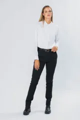 Pantalón de gabardina azul marino, de corte skinny y tiro medio, con bolsillos laterales y trabillas para cinturón.